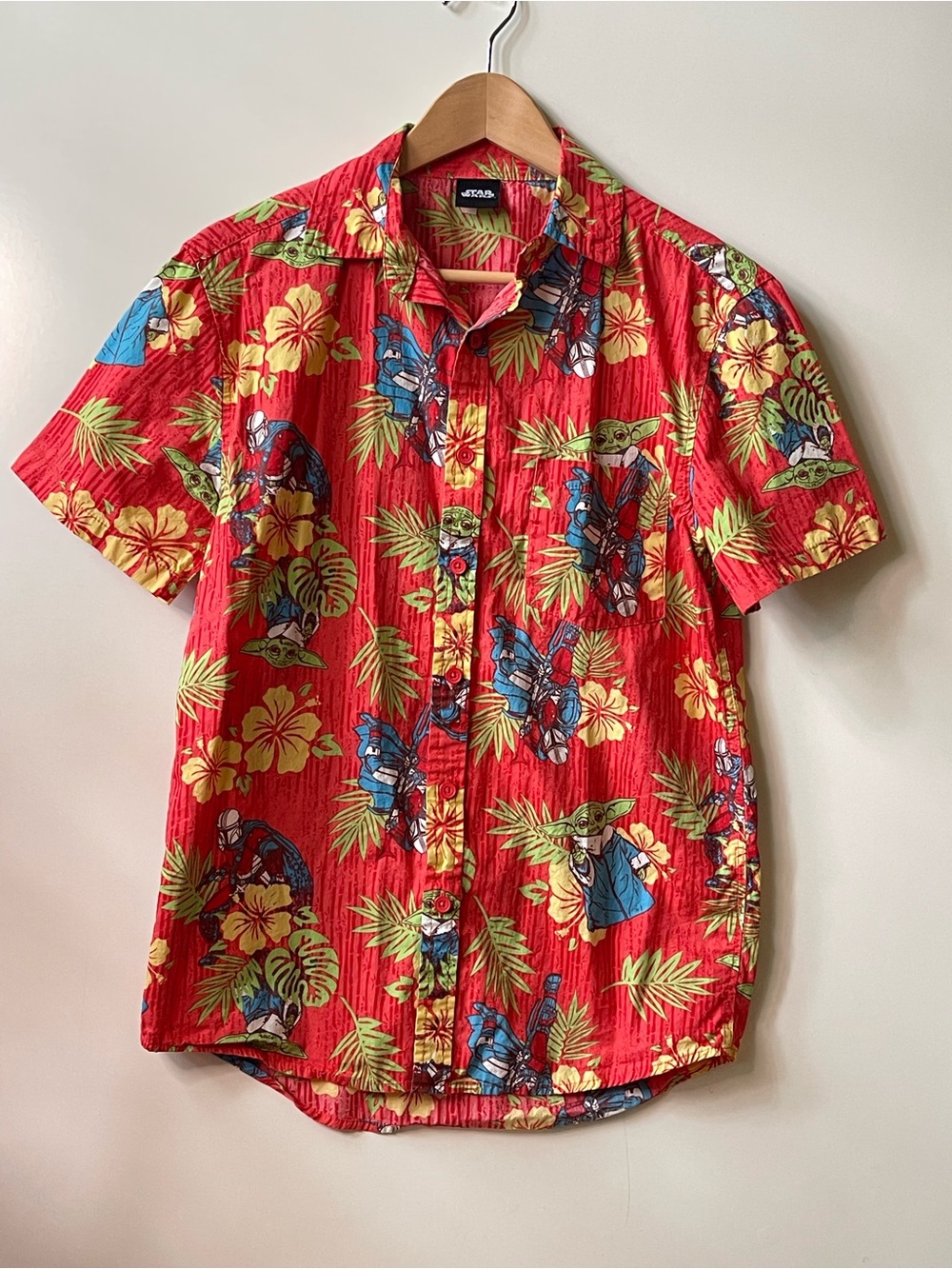 Star Wars Red Hawaiian Print Short Sleeve Shirt size small 100% cotton